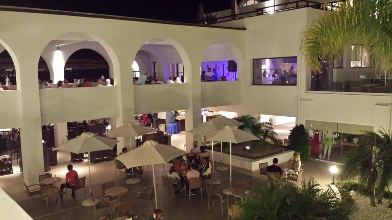 Während der Abendunterhaltung TUI BLUE Oceanis Beach and Spa Resort