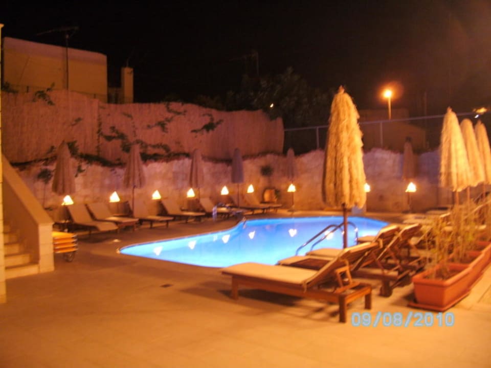 Kleiner Pool bei Nacht Cactus Royal