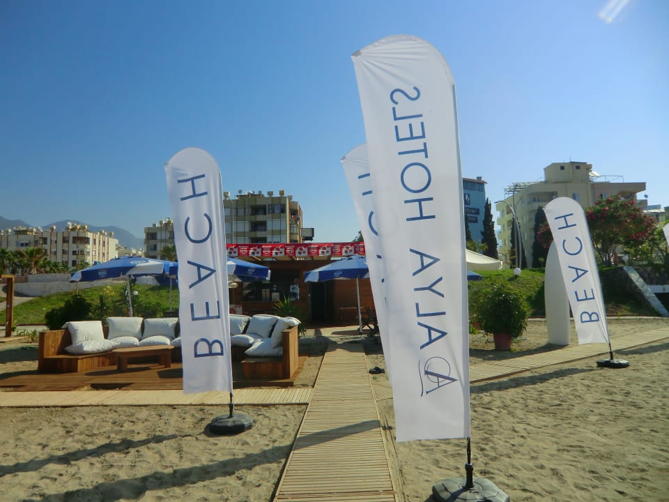 Blick zur Strandbar Blue Diamond Alya