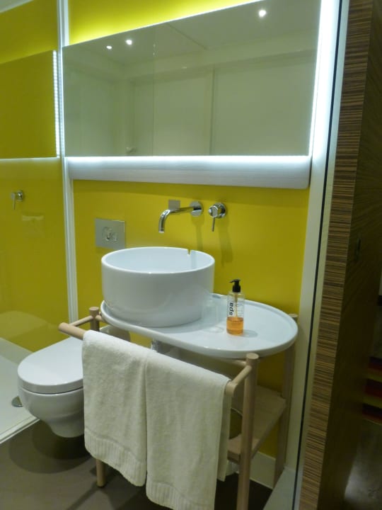 Waschbecken und WC The Corner London City