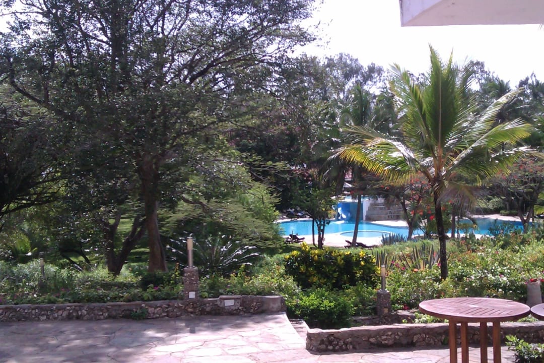 Blick von der Terrasse zum Pool Diani Sea Resort
