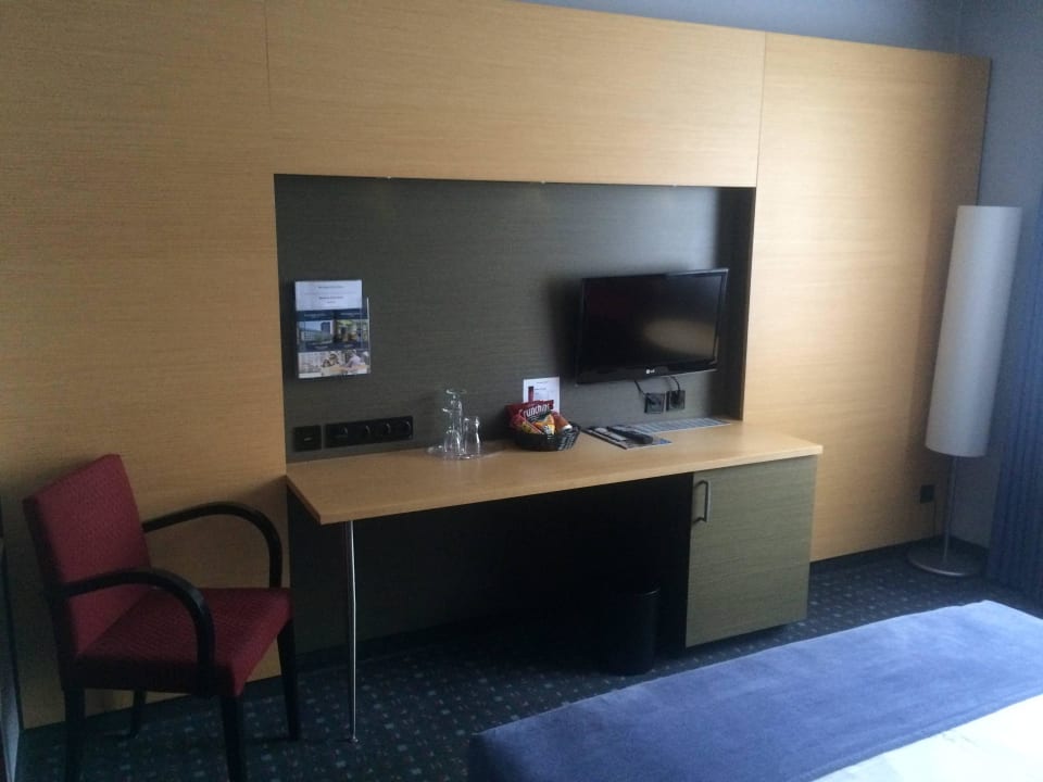 Schreibtisch, TV, Minibar Ramada by Wyndham Essen