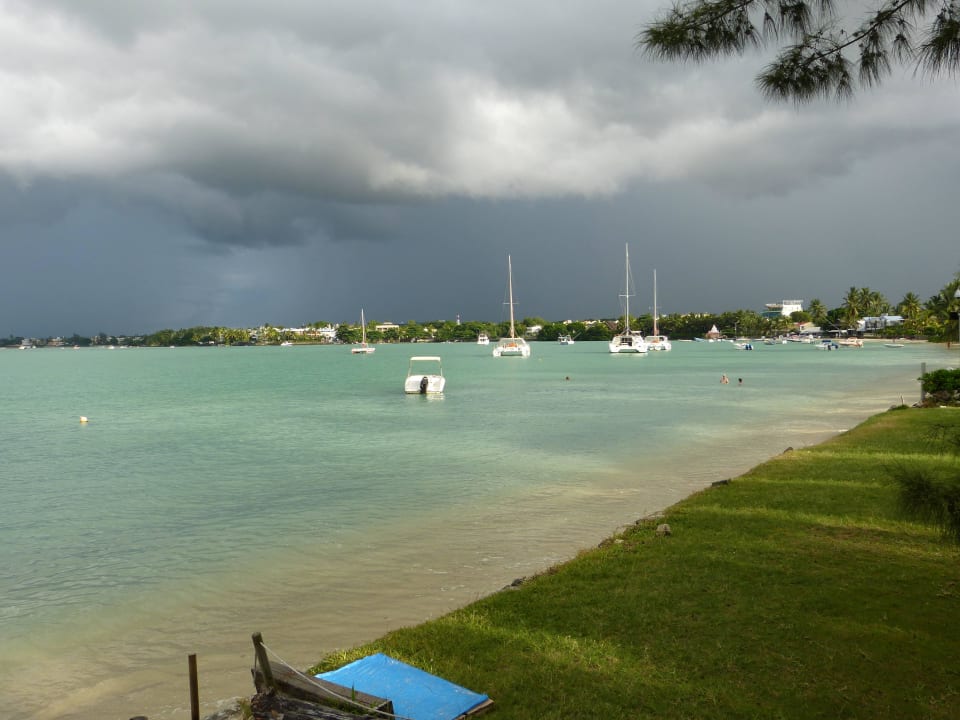 Blick vom Strand nach Grand Baie Ocean Villas Hotel