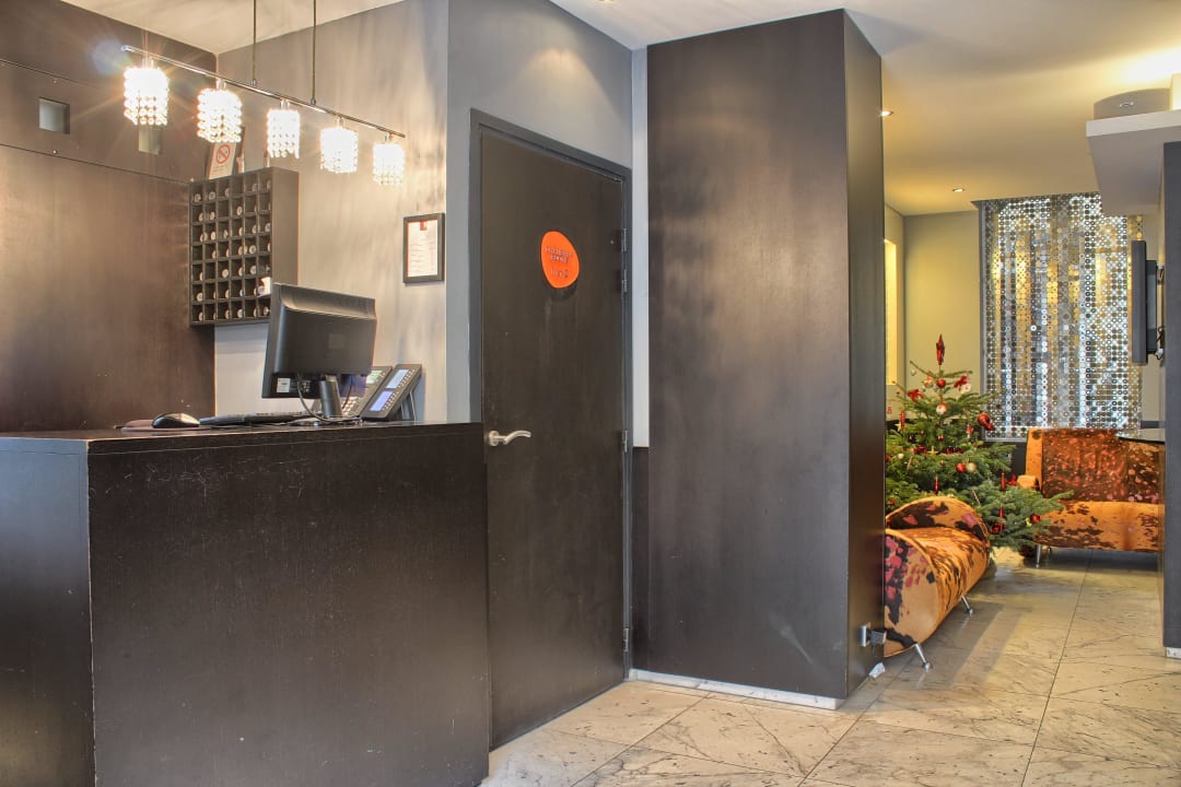 Front desk Hotel Pavillon Nation