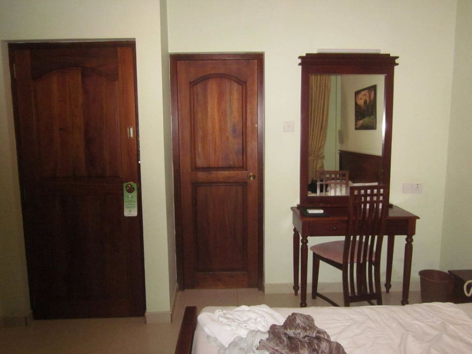 Tür (l) und Tür zum Bad (r) Oak Ray Serene Garden Hotel