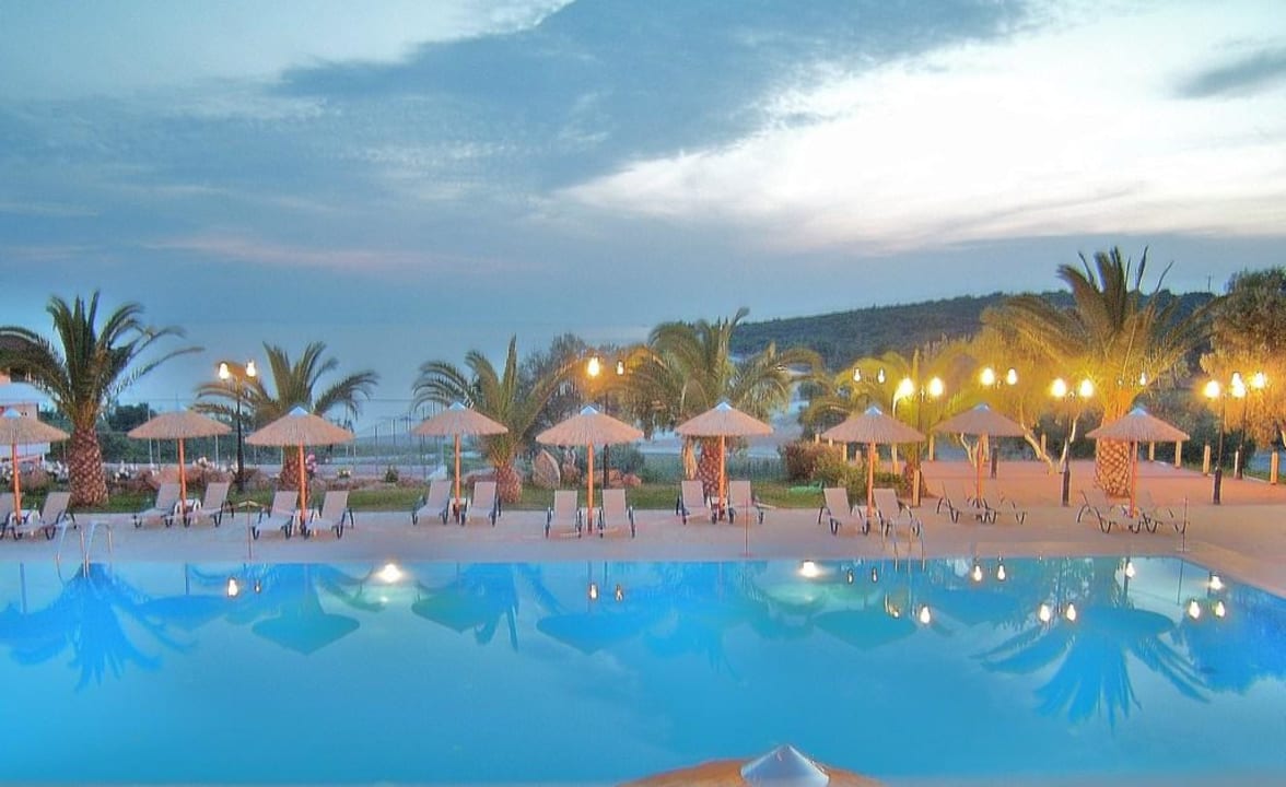 Blick auf Pool und Speisesaal Blue Dolphin Resort Hotel