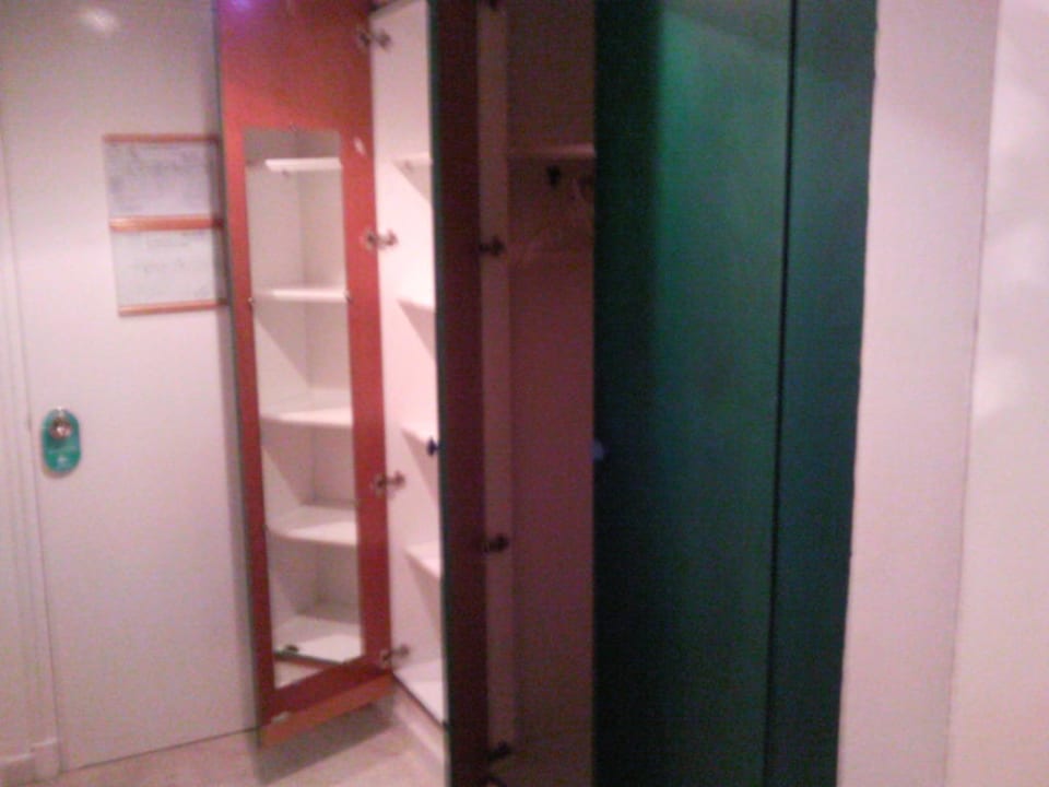 Großer und funktioneller Einbauschrank Hotel Marabout