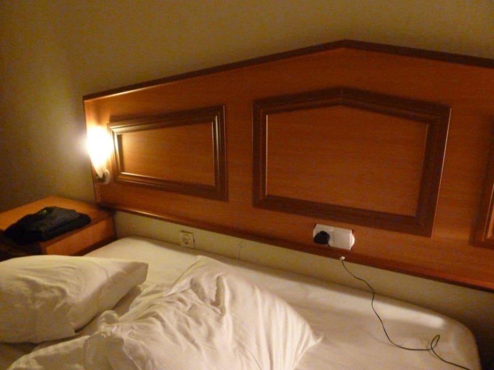 Links unter dem Kopfpolster eine Steckdose Hotel Dreamland