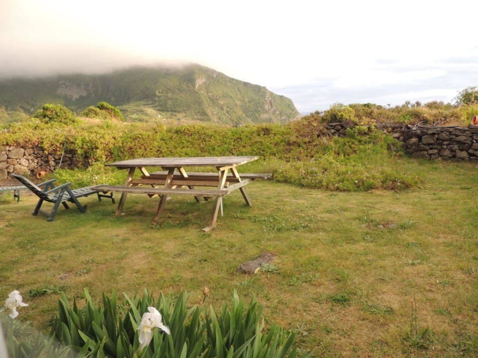 Garten vor dem Haus Hotel Aldeia da Cuada