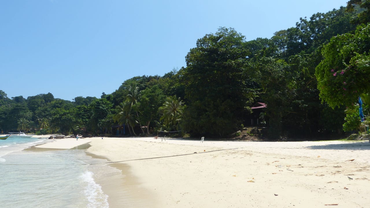 Strandblick links Tenggol Island Beach Resort