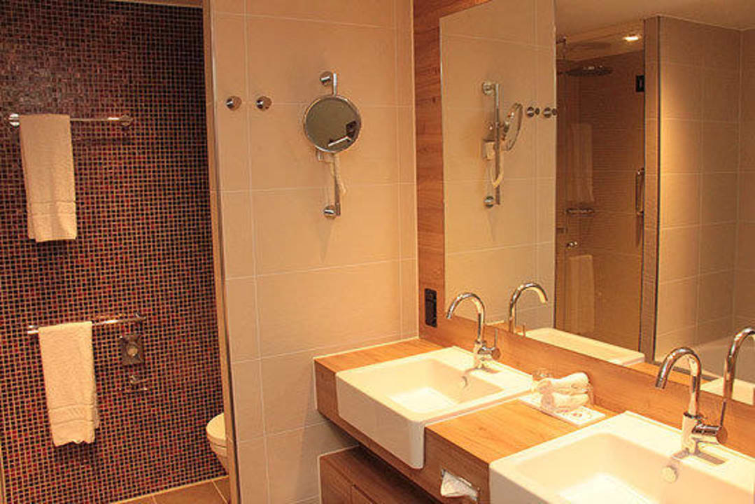 Bad im Superior Zimmer H4 Hotel München Messe