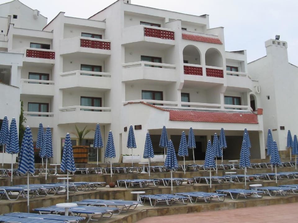 Hotel mit Liegestühlen vom Pool Duni Royal Pelican Resort