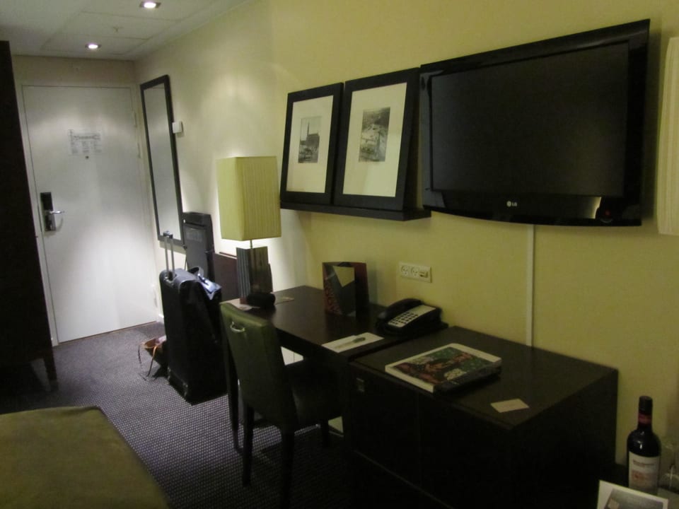 Schreibtisch & TV Hotel The Square