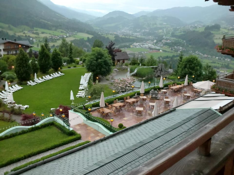 Blick auf die Gartenanlage Hotel Oberforsthof