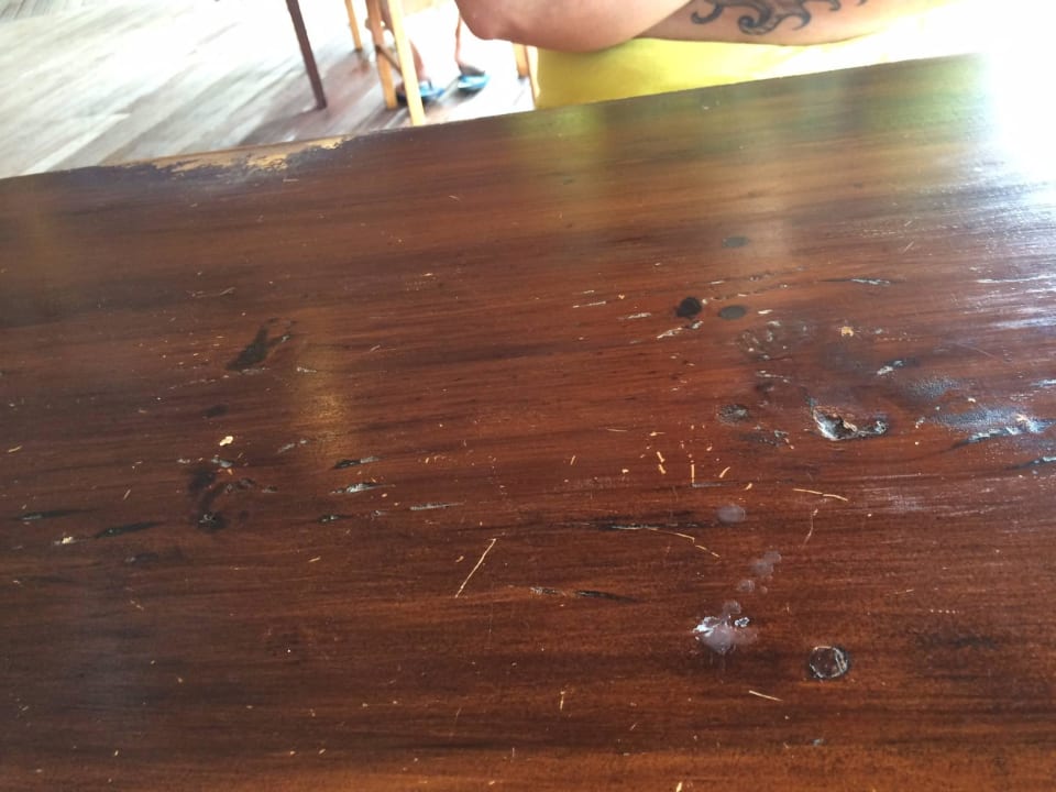 Verdreckte Tische im Restaurant Sun Siyam Vilu Reef