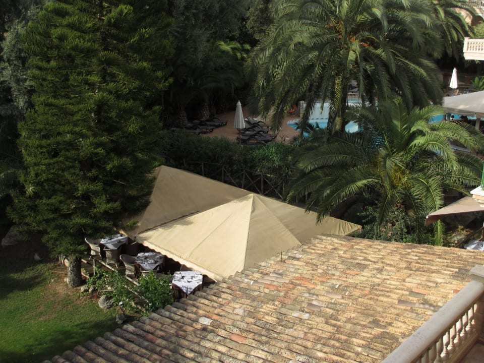 Blick aus dem Zimmer zum Aussenrestaurant Lago Garden