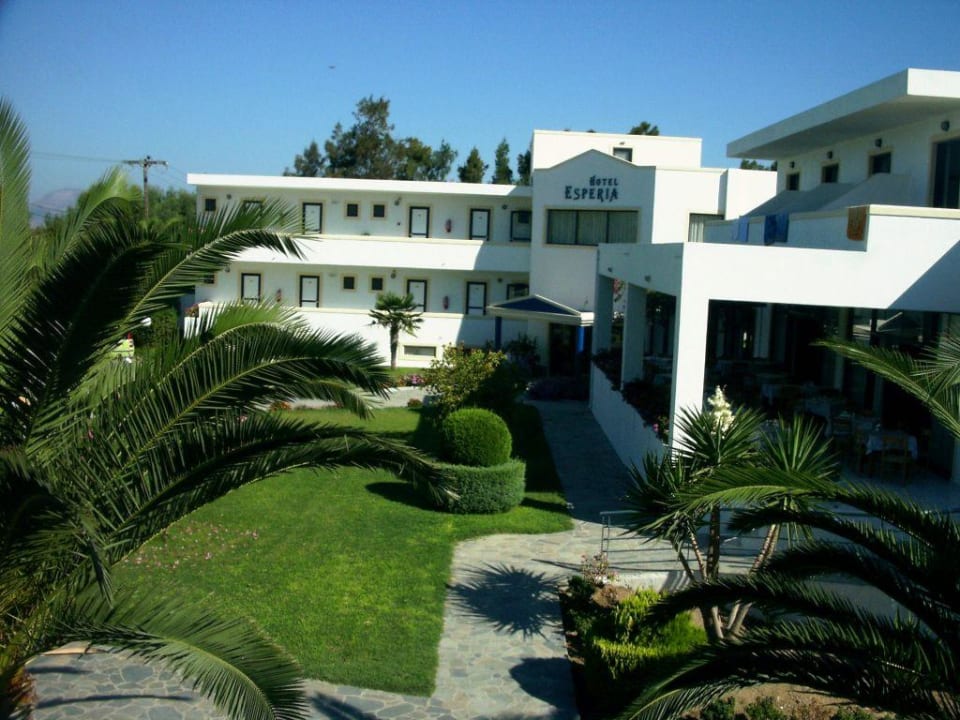 Eingang mit Blick aufs Aussenrestaurant Hotel Esperia