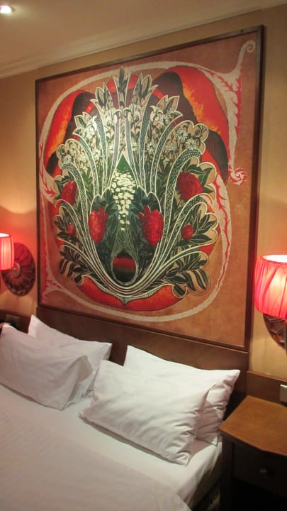 Tolles Bild über dem Bett.  Lindner Hotel Prague Castle, part of JdV by Hyatt