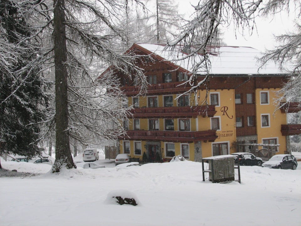 Blick auf`s Hotel mit Parkplatz Hotel Rösslhof