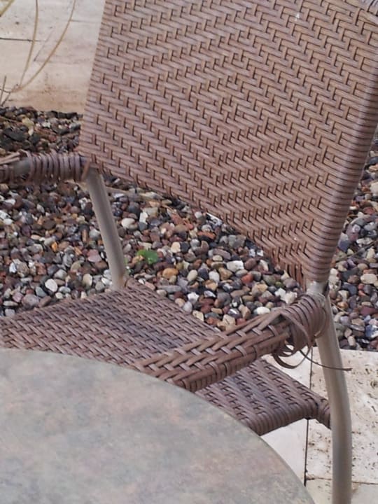 Deluxe-Zimmer 048 defekter Stuhl Terrasse Hotel Vier Jahreszeiten Kühlungsborn