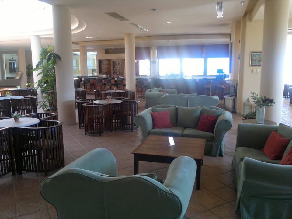 Sitzecke im Eingangsbereich Isla Brown Chania Resort, Curio Collection by Hilton