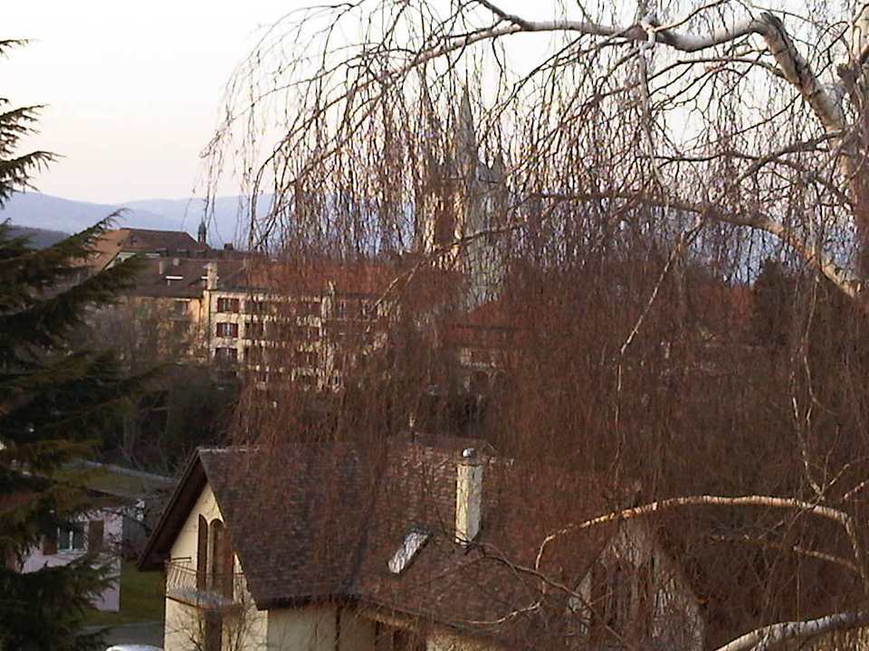 Im Hintergrund die Kirche von Cossonay Hotel Le Funi