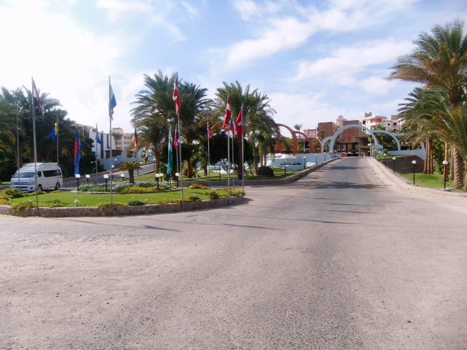 Die Hoteleinfahrt Arabia Azur Resort