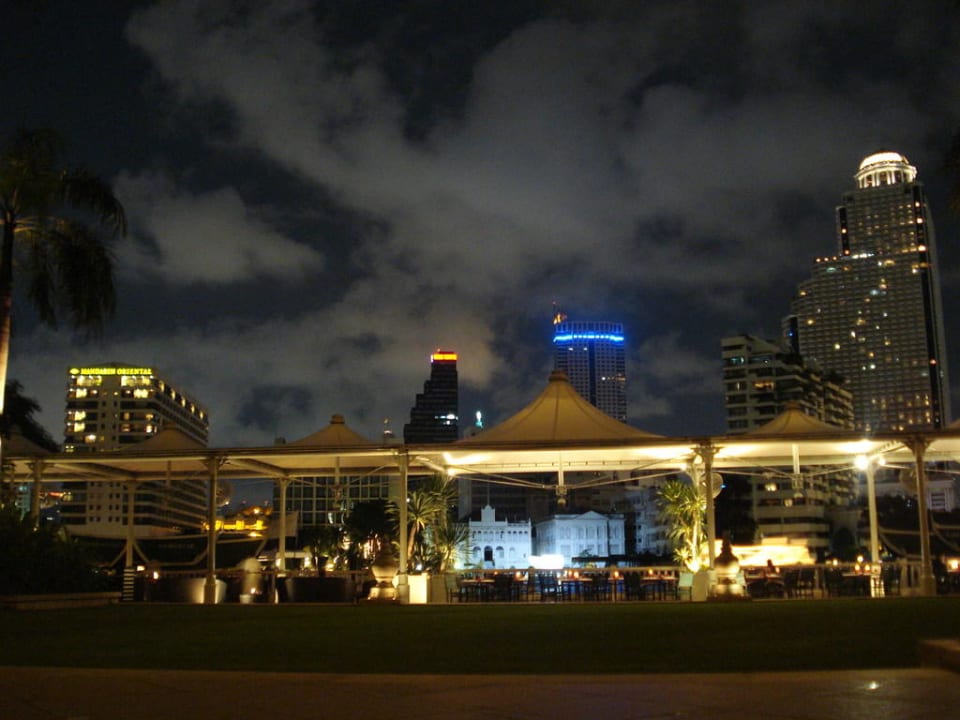 Terrasse bei Nacht Hotel The Peninsula Bangkok