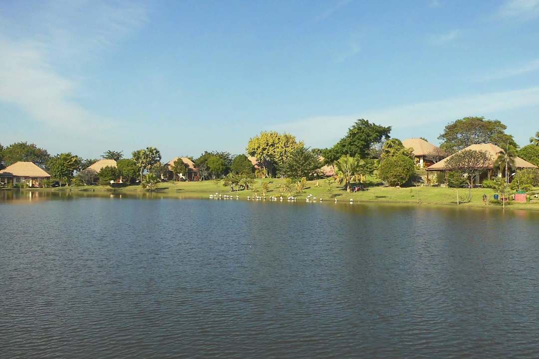 Großzügiger Teich in der Hotelanlage. Aureum Palace Hotel & Resorts Nay Pyi Taw