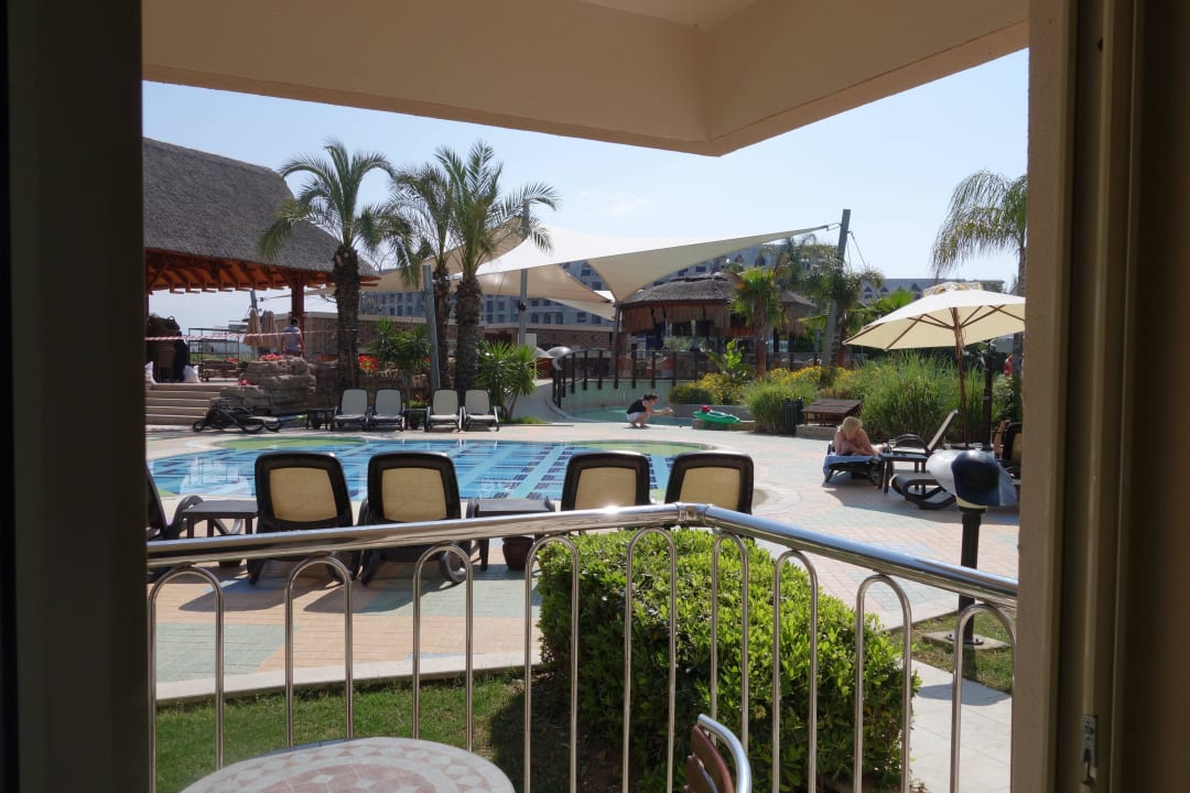 Ausblick auf der Poolvilla auf die Bar Long Beach Alanya