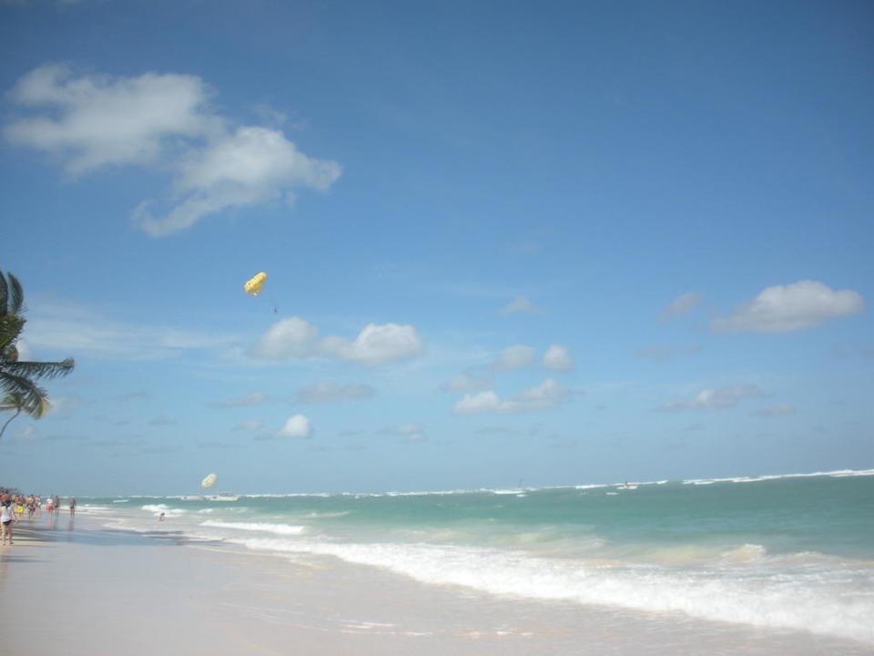 Paragleiten dem Strand entlang - herrlich Hotel Riu Bambu