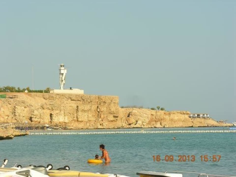 Widok na latarnię z plaży Hotel El Faraana Reef Resort