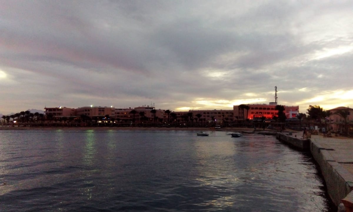 Abendlicher Blick vom Badesteg zum Hotel Beach Albatros Resort