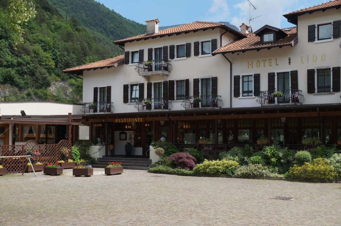 Eingangsbereich (Hotel von vorne) Hotel Lido Ledrosee