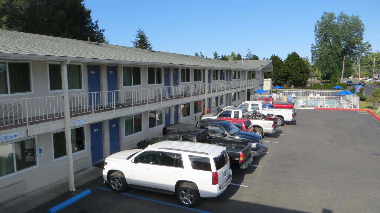 Parken direkt vor dem Zimmereingang Motel 6 Tumwater Olympia