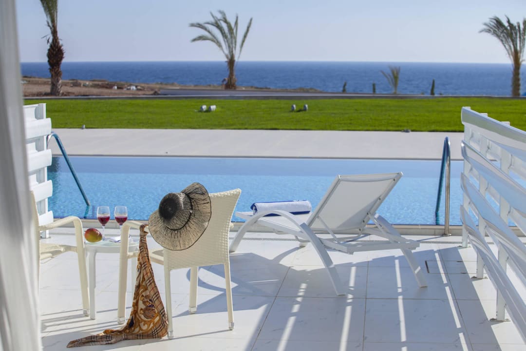 Swim Up Room Front Sea View King Evelthon Beach Hotel & Resort