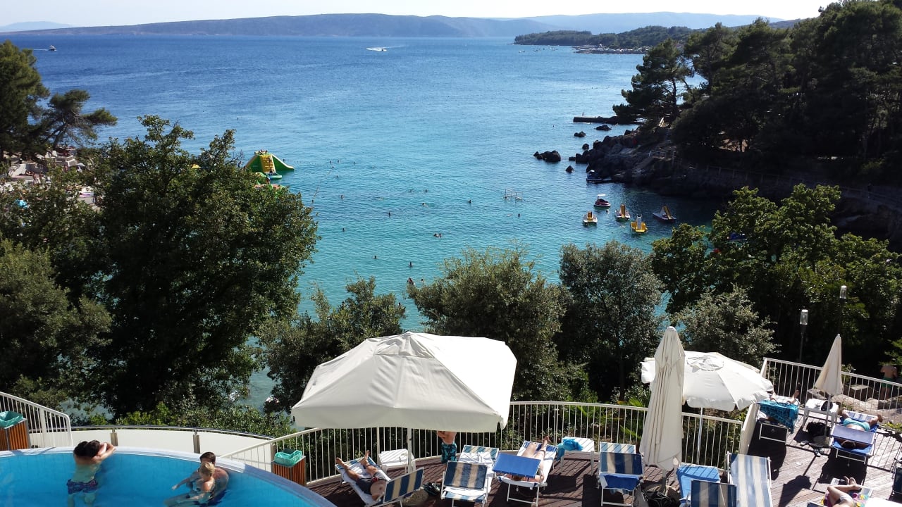 Blick oben aus dem Hotel auf die Bucht Sunny Krk by Valamar