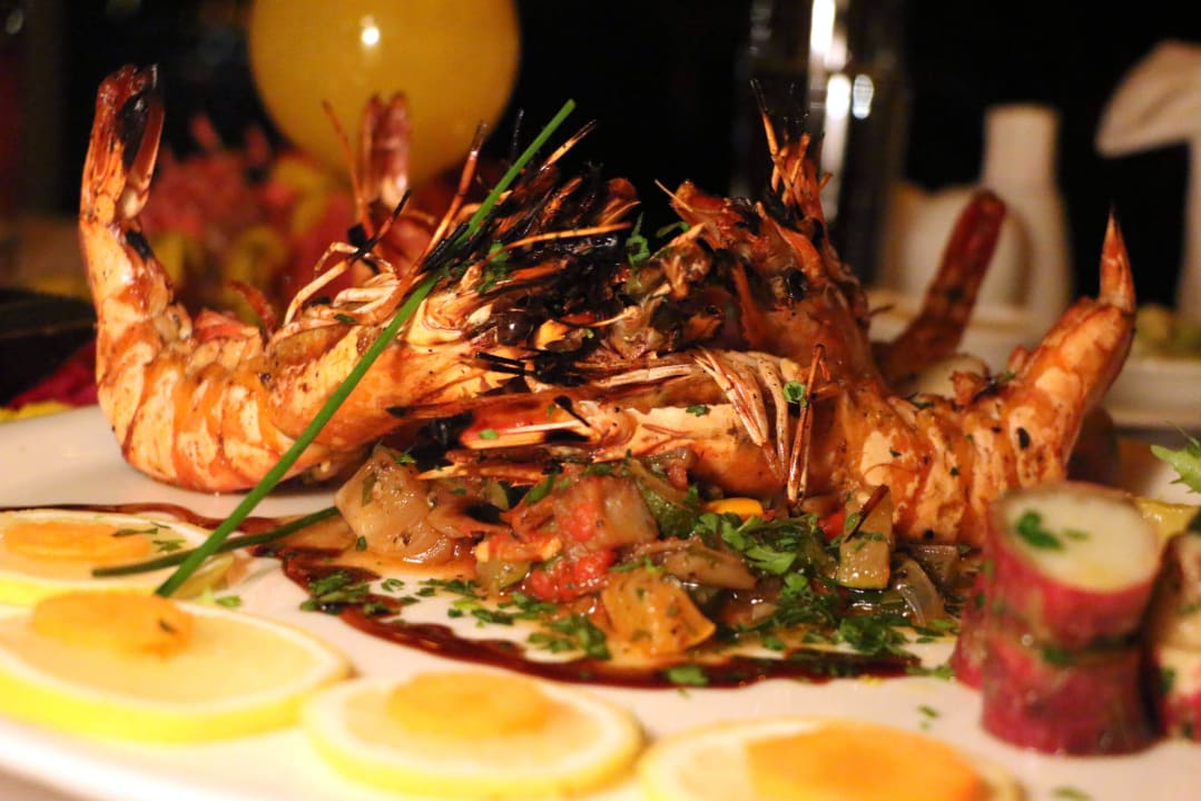 Gegrillte Jumbo Prawns, mariniert mit Zitronengr. NH Collection Maldives Reethi Resort
