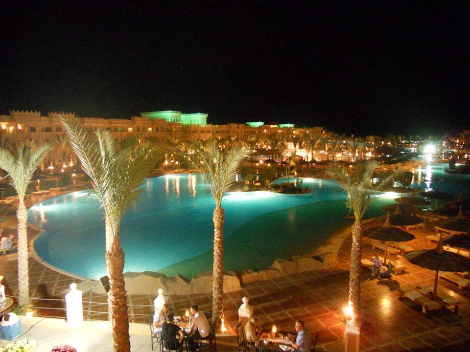 Hotelanlage am Abend Pickalbatros Palace Resort
