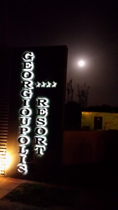 Vor dem Eingang HARPIN Georgioupolis Resort Aquapark & SPA