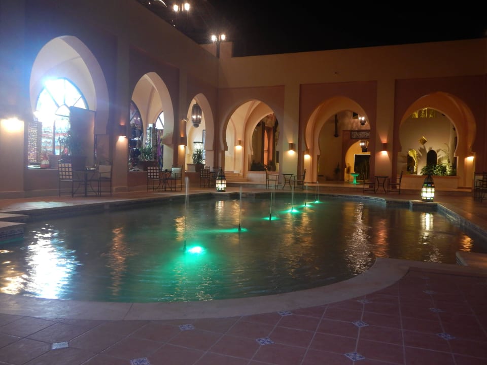 Eingang bei Nacht Steigenberger Coraya Beach - Adults only