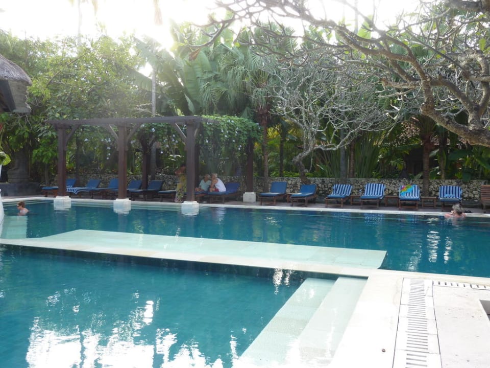 Pool vorm Spa-Bereich Puri Santrian