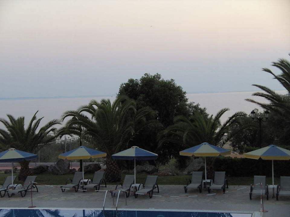 Abends am Pool Blue Dolphin Resort Hotel
