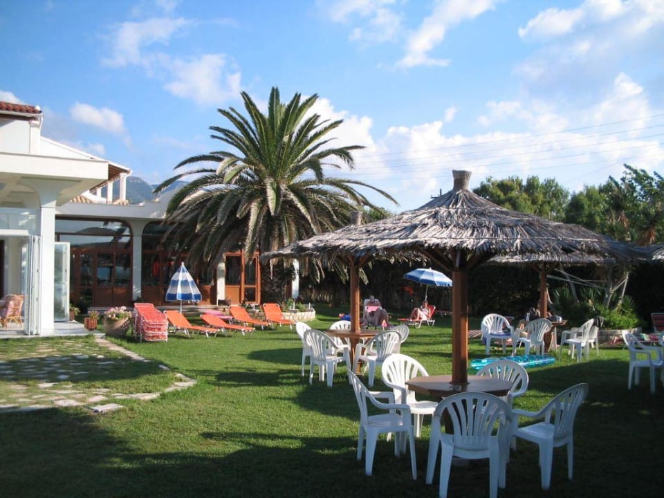 Aussenanlage Acharavi Beach Hotel