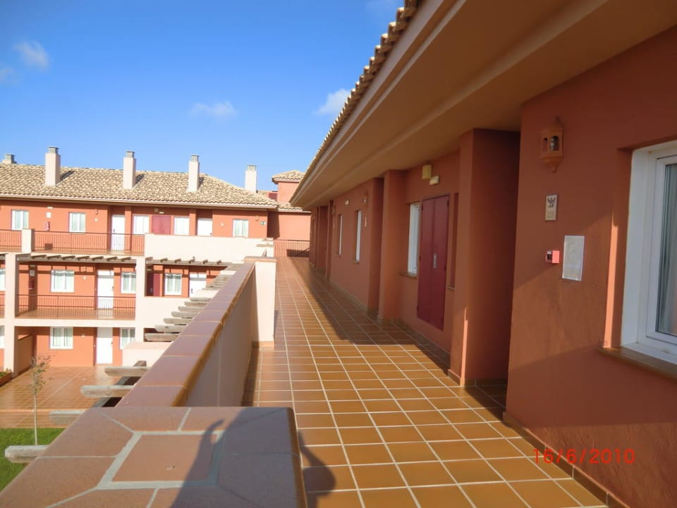 Vor den zimmern Ilunion Sancti Petri