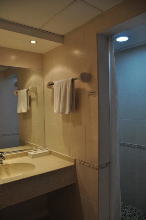 Sehr kleines Bad Copthorne Airport Hotel