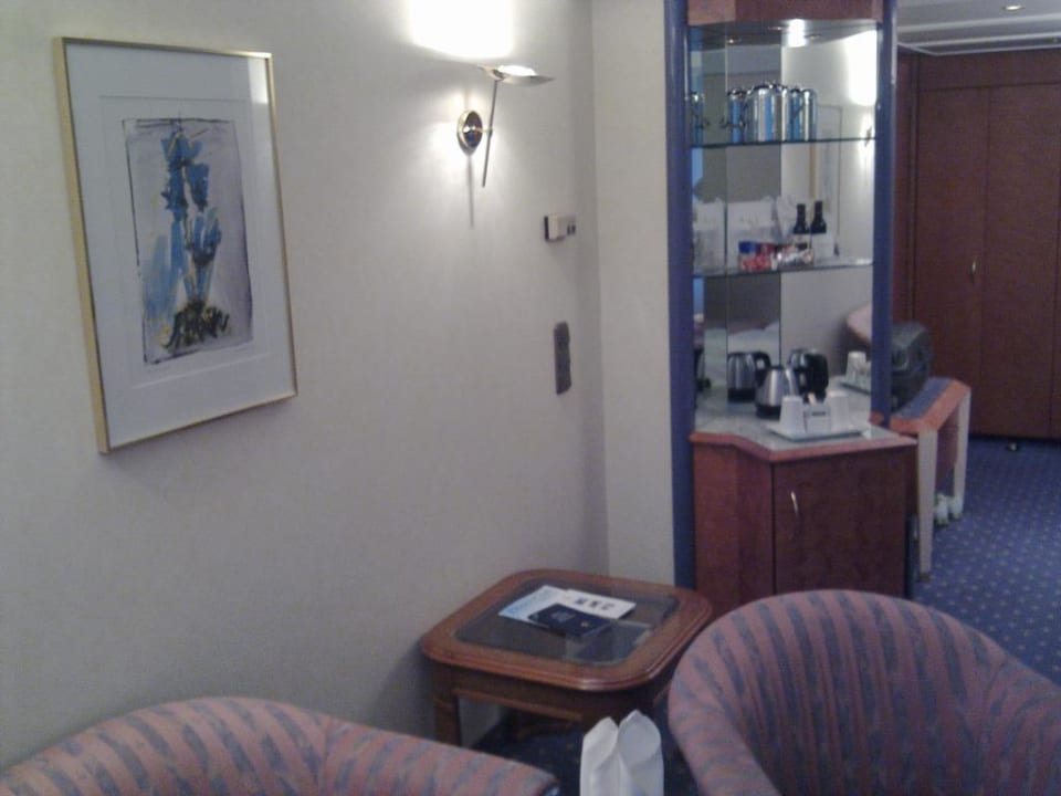 Minibar und Sitzecke Hotel Palace Berlin
