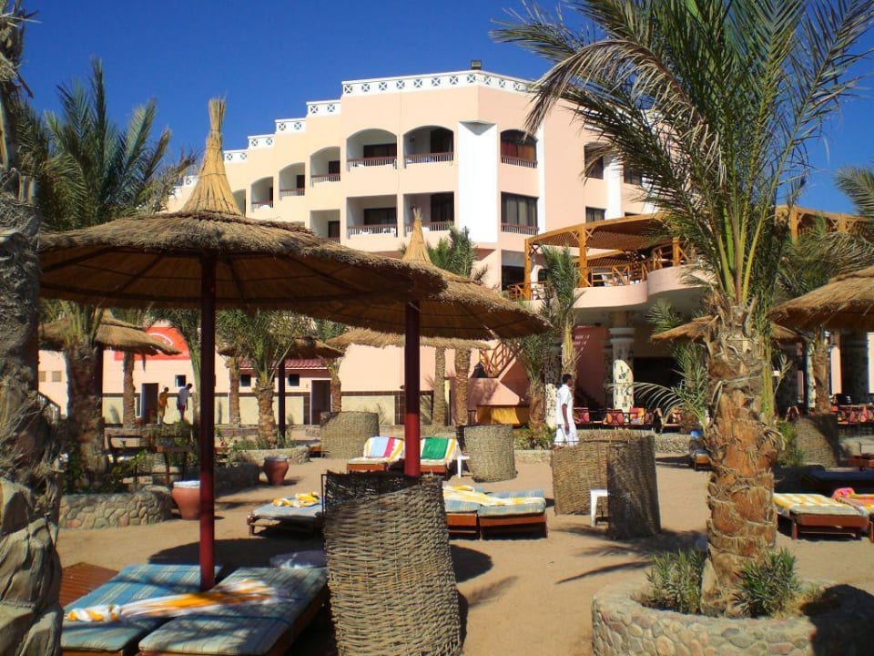 Hauptgebäude vom Strand aus Beach Albatros Resort