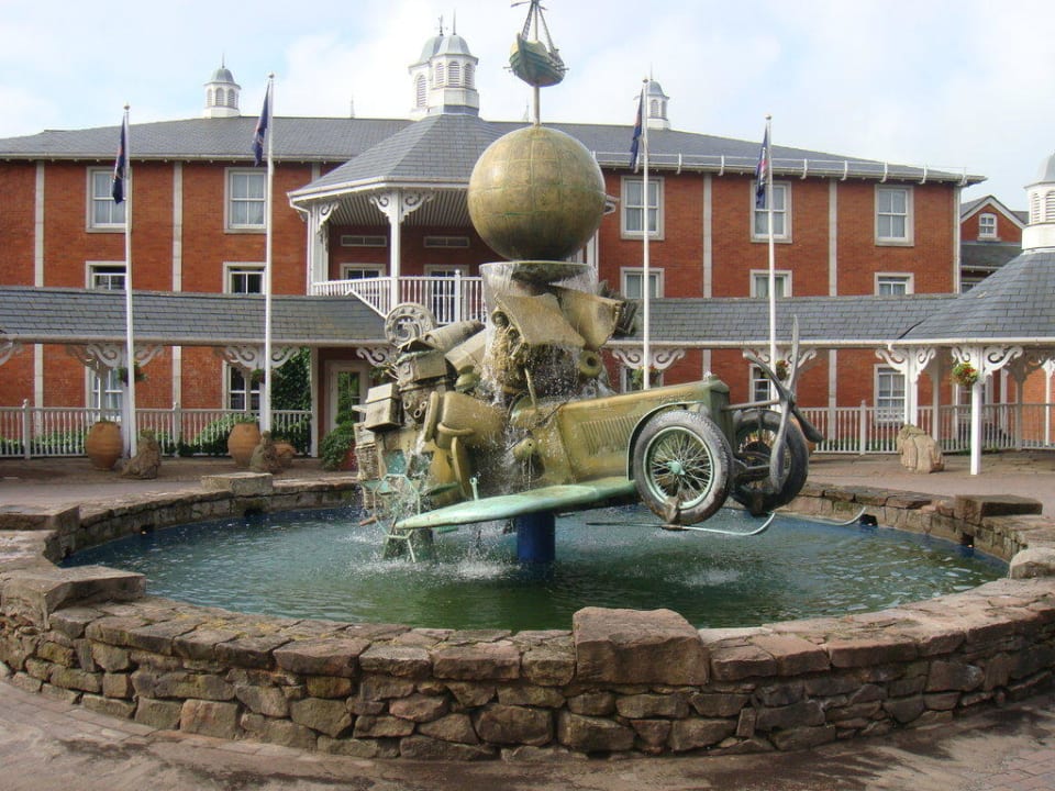 Vor dem Eingang Alton Towers Hotel