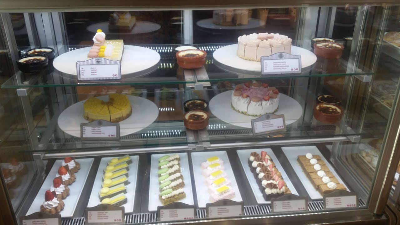 Patesserie Acanthus Cennet Barut Collection